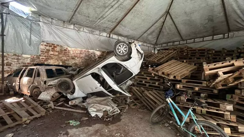 Carro capota de forma espetacular, invade oficina e arrasta veículo para dentro de galpão em PE