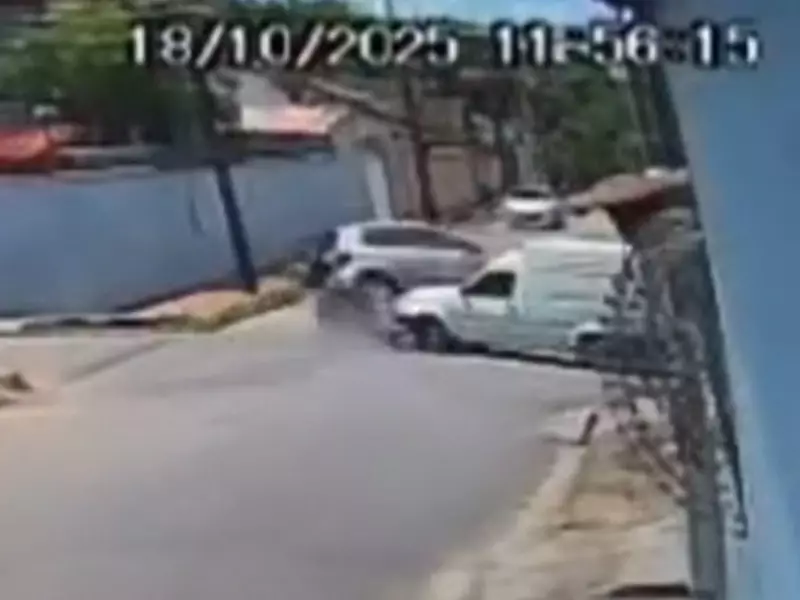 Carro capota em colisão dramática em cruzamento de Rio Branco; veja o vídeo impressionante