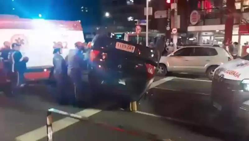 Carro capota na Avenida Paulista: veja o vídeo impressionante do acidente