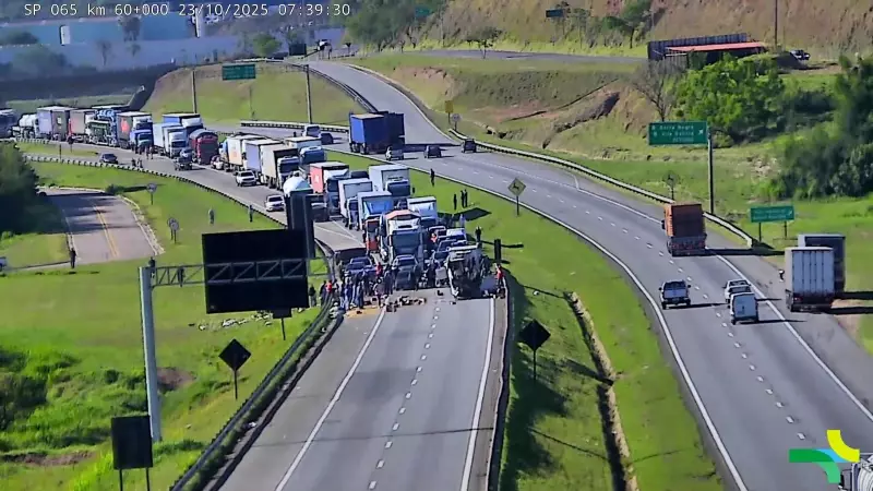 Carro capota na Dom Pedro I em Bom Jesus dos Perdoes: duas pessoas ficam feridas