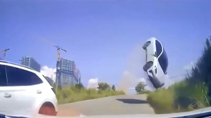 Carro decola na pista e capota em acidente assustador; motorista escova a morte