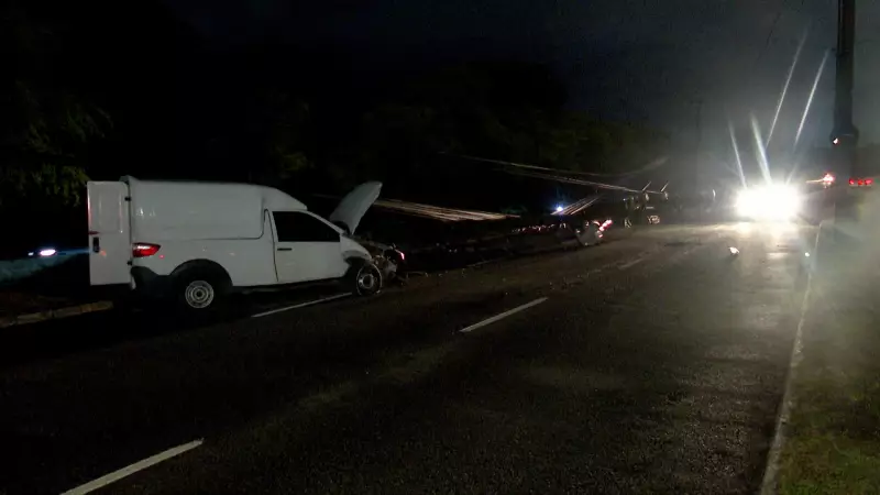 Carro Descontrolado Derruba Poste e Deixa Bairro sem Energia nos Bancários, em João Pessoa