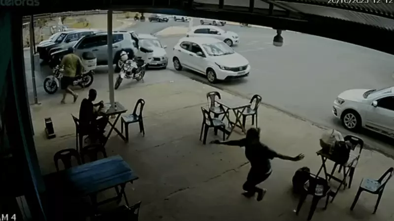 Carro desgovernado invade sorveteria e causa terror em MT; veja o vídeo chocante