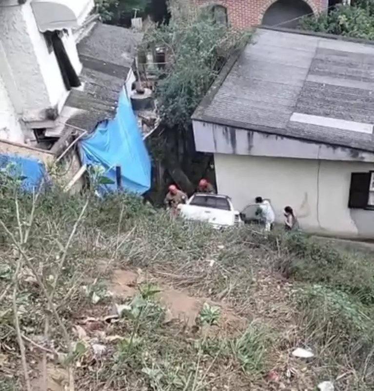 Carro despenca de ribanceira e invade residência em Petrópolis: duas vítimas com ferimentos