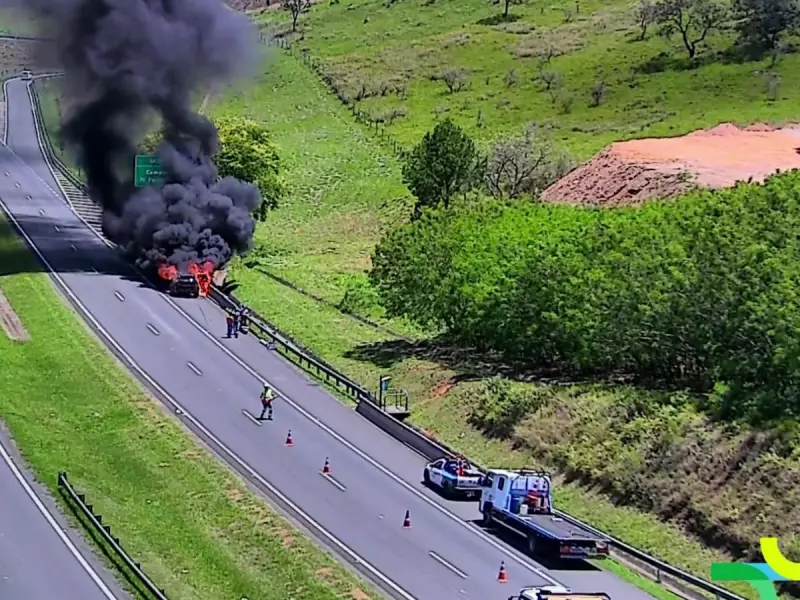 Carro em chamas interdita Anel Viário de Campinas e causa caos no trânsito