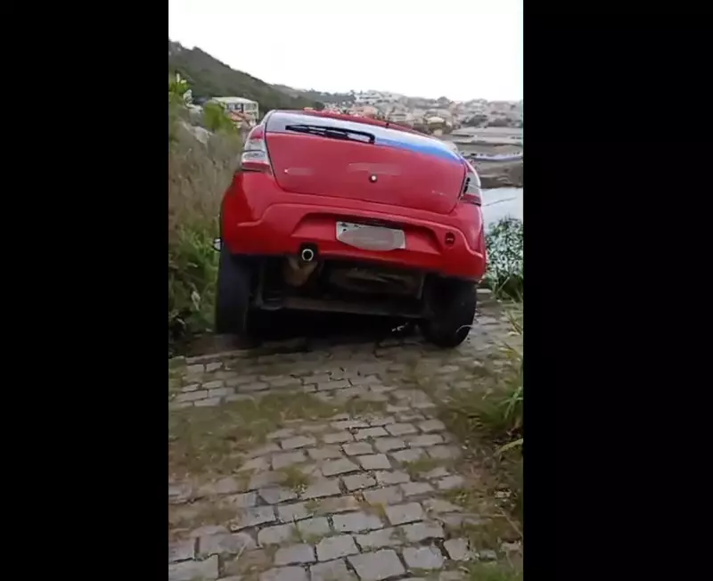 Carro fica pendurado em penhasco de Arraial do Cabo: veja imagens impressionantes do acidente