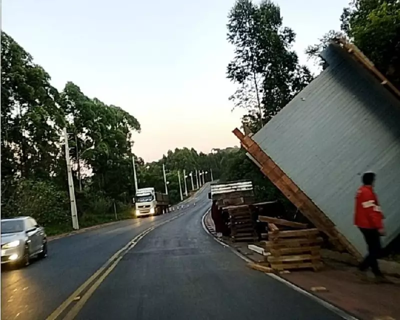 Casa Inteira Desaba na BR-285 em Chapecó Durante Transporte Inusitado