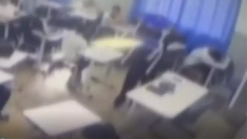 Cena chocante em sala de aula: Adolescente aplica cadeirada em colega durante briga em Goiás