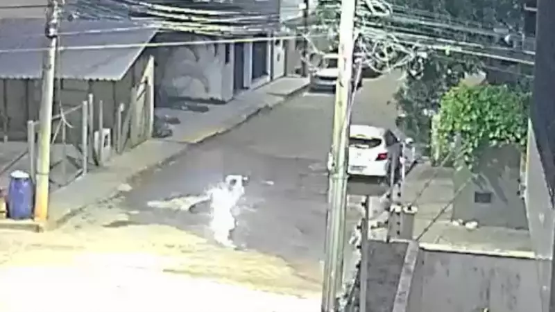 Cena de terror no ES: motocicletta desaparece em cratera gigante após asfalto ceder