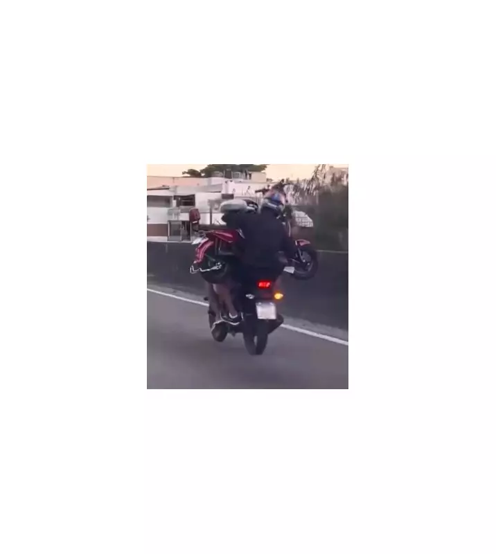 Cena surreal na Barra: homem pilota moto enquanto garupa carrega outra moto no colo | Vídeo