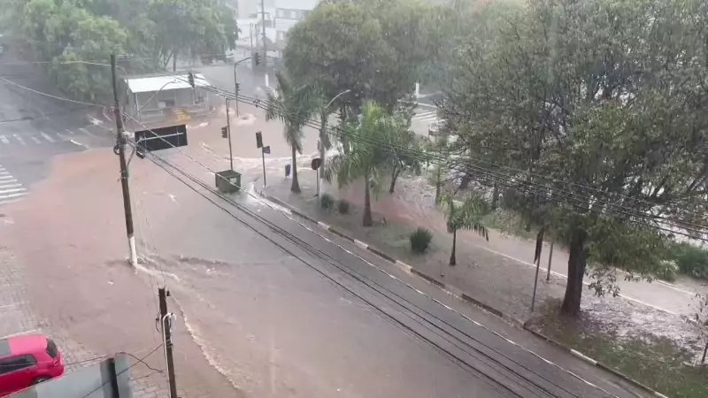 Chuva intensa paralisa Campinas: alagamentos e transtornos na região central