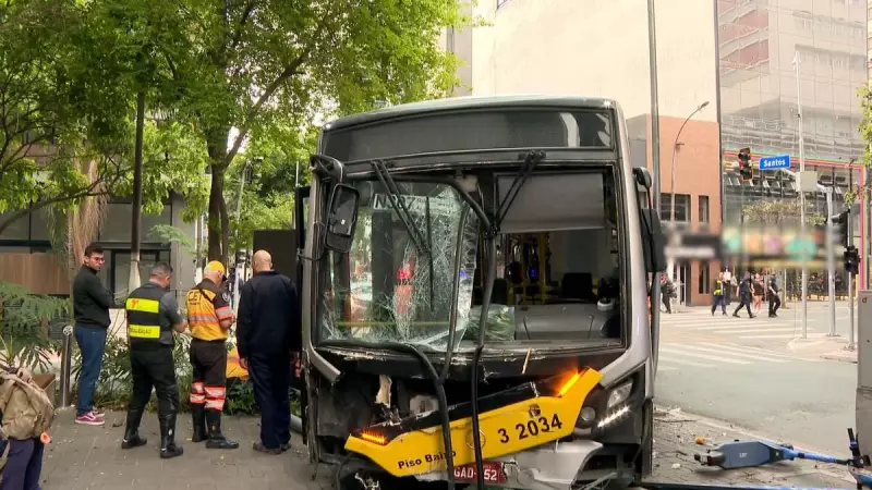 Colisão entre caminhão e ônibus causa caos no trânsito de São Paulo; veja imagens do acidente