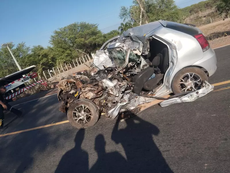Colisão entre carro e carreta deixa um morto e feridos na BR-304, em Mossoró