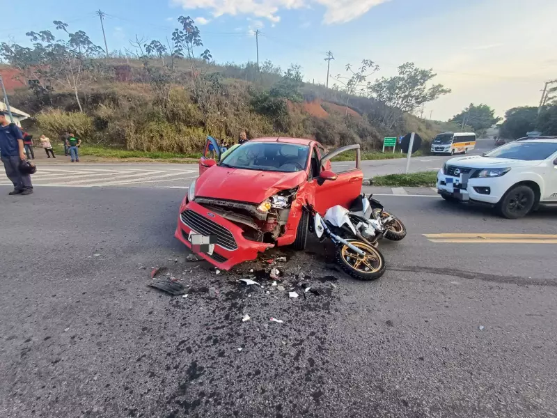Colisão entre carro e moto deixa duas vítimas feridas em Barra do Piraí | Acidente na RJ-145