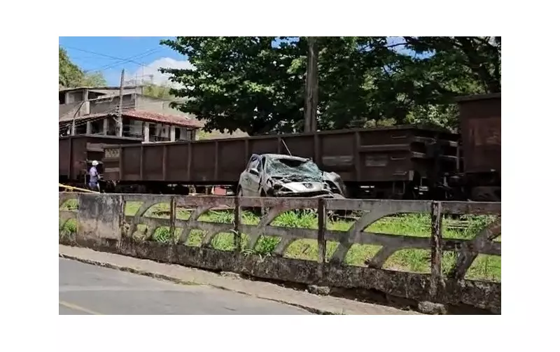 Colisão entre carro e trem fere homem em Paraíba do Sul: segundo acidente em menos de 48 horas