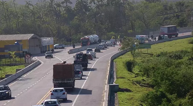 Colisão entre Vans na Tamoios: Quatro Feridos em Acidente que Interditou Pista em Caraguatatuba