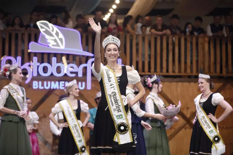 Conheça a nova soberana da Oktoberfest! Modelo de 32 anos é coroada rainha da festa alemã em Blumenau