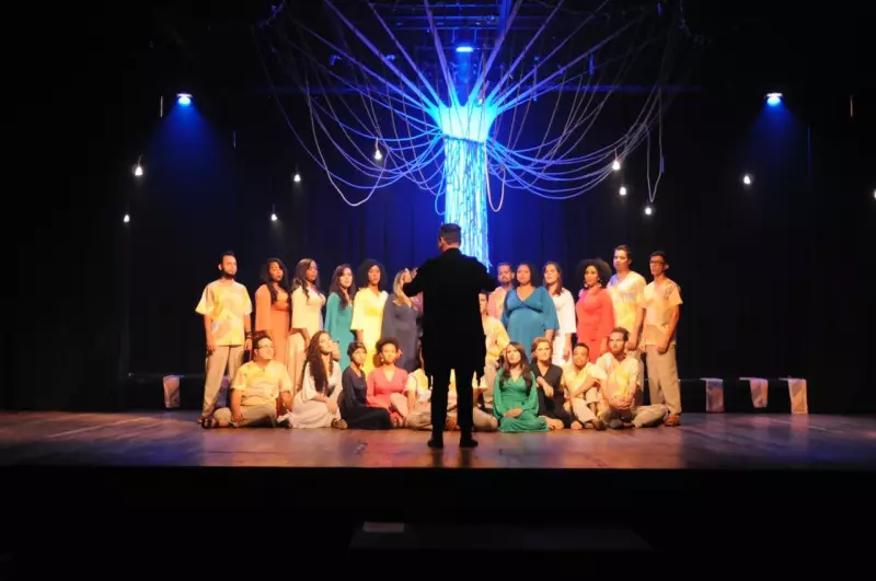 Coro Vozes do Sertão comemora 13 anos com espetáculo emocionante em Petrolina