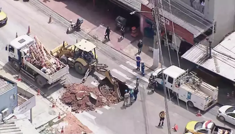 Cratera se abre e interdita Estrada da Baronesa, na Zona Sul de SP; veja imagens