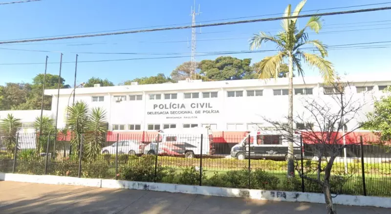 Criança testemunha mãe ser esfaqueada por ex-marido e corre por socorro em cena de terror doméstico