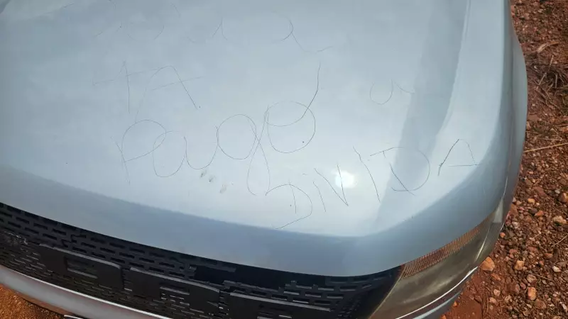 Crime chocante em Cuiabá: Mulher é assassinada com mensagem 'Tá pago a dívida' riscada em carro