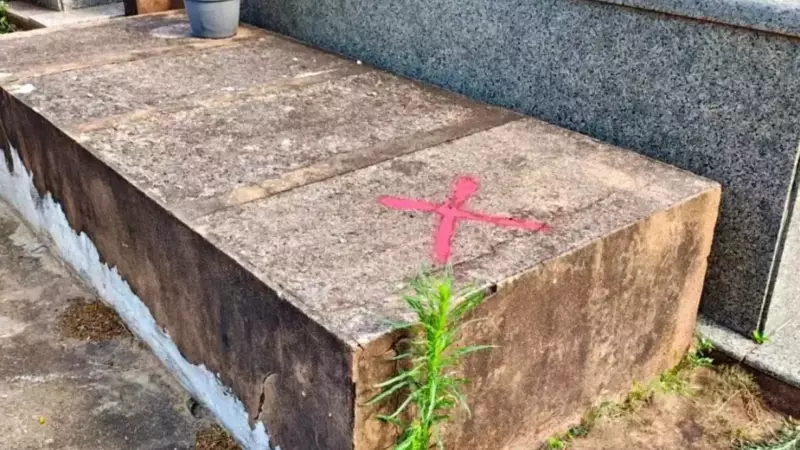 Cruzes Vermelhas em Túmulos Chocam Cidade do Paraná: Entenda o Caso