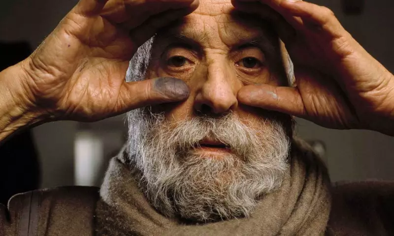 César Baldaccini: O Mestre das Esculturas Gigantes que Revolucionou a Arte do Século XX