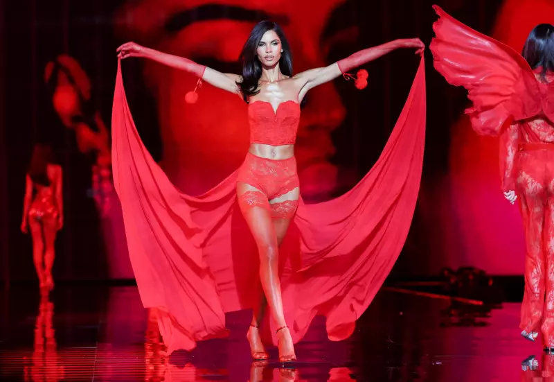 Da Bahia para o Mundo: Modelo Brasileira Brilha em Estréia na Victoria's Secret