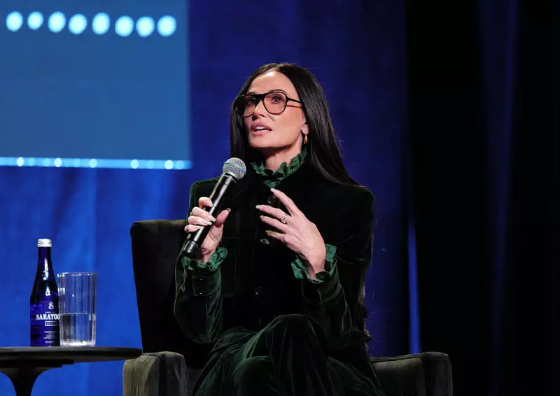 Demi Moore prova que minimalismo e maximalismo podem coexistir em sua nova casa