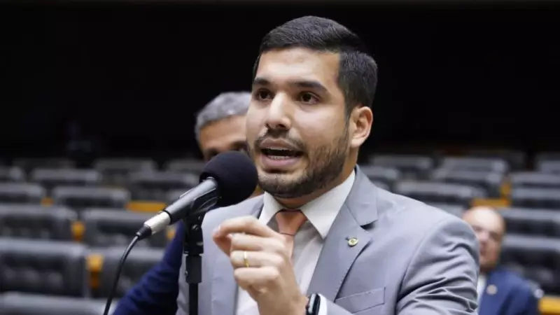 Deputado provoca indignação ao pedir aplausos para vítimas de tragédia no Rio