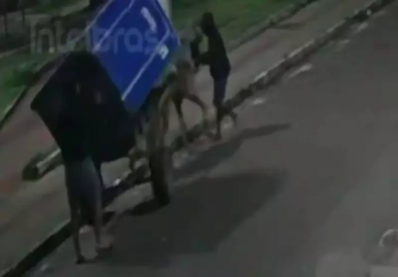 Dupla rouba banheiro químico e foge em carroça em Aracaju: vídeo mostra cena insólita