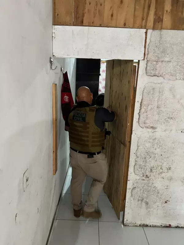 Dupla Suspeita de Integrar Facção Criminosa do Pará é Presa em Manaus com Armas e Drogas
