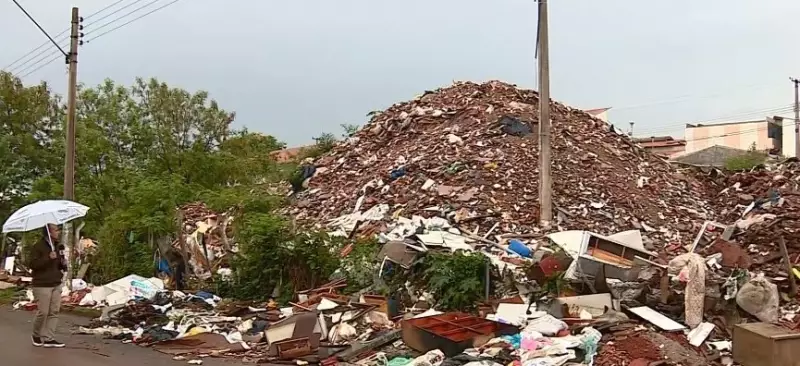 Ecoponto em Colapso: Santa Bárbara D'Oeste Enfoca Montanha de Entulho e Descarte Irregular
