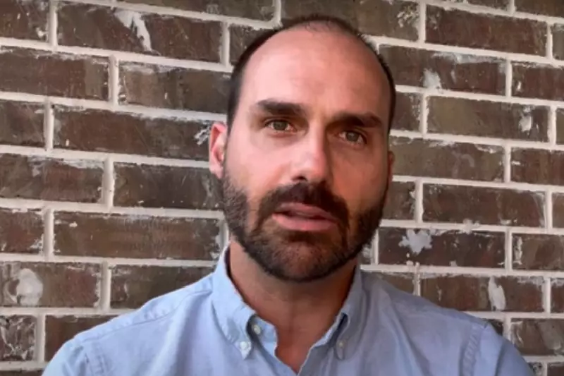 Eduardo Bolsonaro Escorrega em Casca de Banana: A Metáfora Política que Viralizou