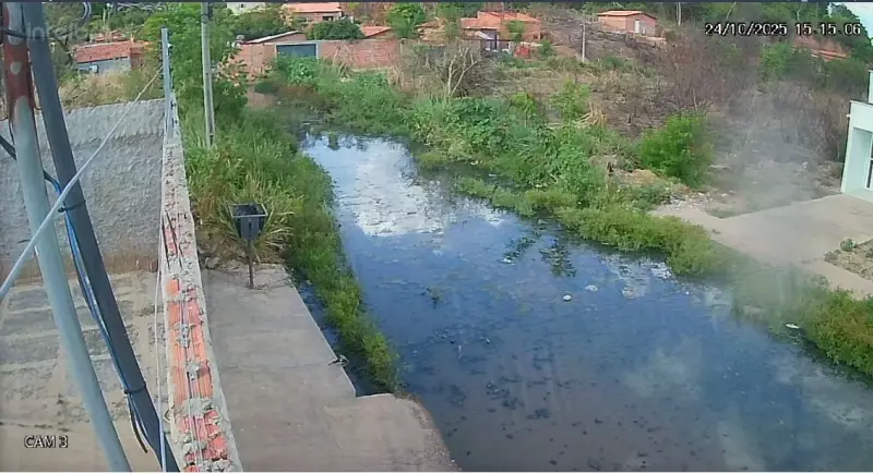 Esgoto a céu aberto toma conta de rua em Teresina e moradores sofrem com risco à saúde