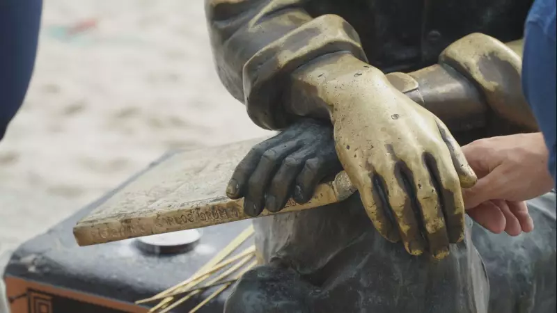 Estátua de Drummond em Copacabana: Obra Vandalizada e Restaurada com Urgência