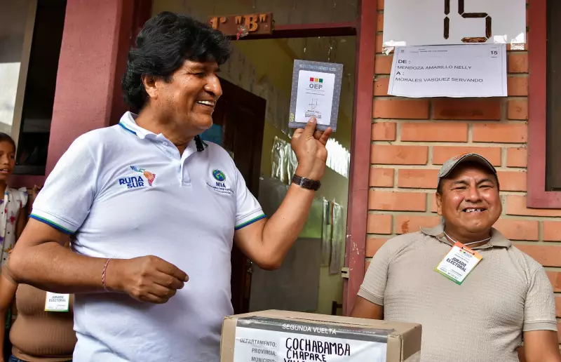 Evo Morales vota na Bolívia sob tensão: ex-presidente cumpre mandado de prisão durante segundo turno