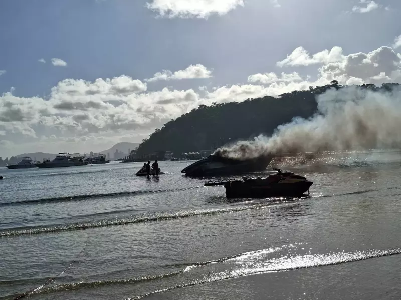 Explosão assusta banhistas: lancha pega fogo e vira espetáculo de terror no mar de SC