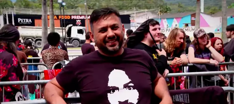 Fã do Guns N' Roses viaja 16 mil km do Paraguai para celebrar aniversário em show histórico em SC