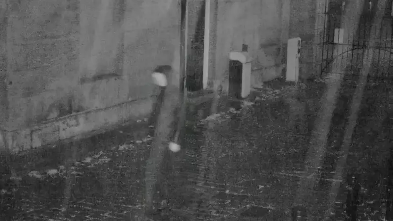Fantasma Sem Rosto Aparece em Câmeras de Segurança de Castelo Inglês - Assista ao Vídeo!