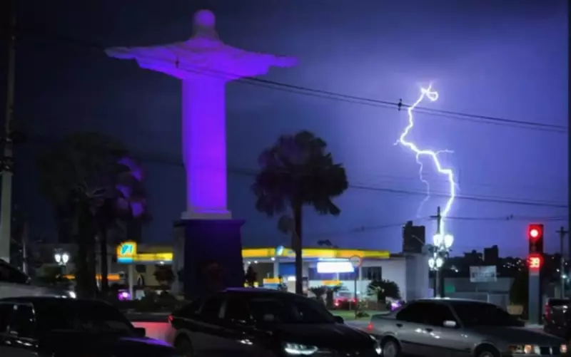 Fenômeno da Natureza: Raio espetacular é flagrado ao lado do Cristo Redentor em Rio Verde
