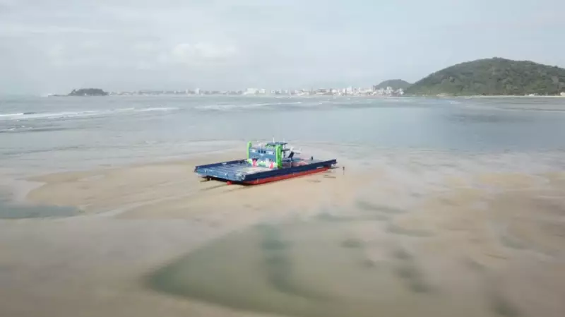 Ferry-boat encalha em banco de areia em Guaratuba: veja o vídeo impressionante