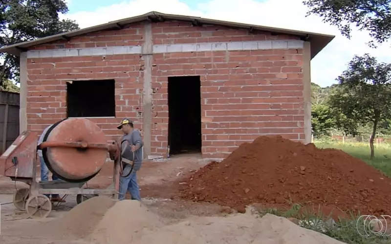 Fila da moradia em Taubaté: mais de 8 mil famílias aguardam por uma casa