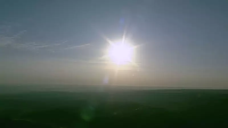 Fim de semana escaldante no DF: calor intenso e umidade em queda exigem cuidados