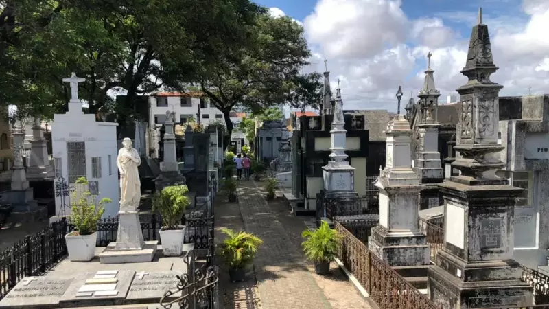 Finados em Fortaleza: Guia Completo do Que Funciona e Fecha em 2 de Novembro