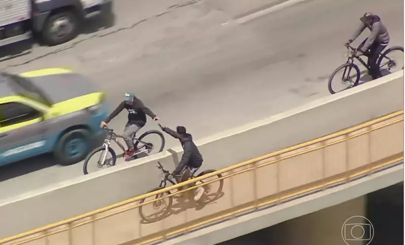 Flagrante na Dutra: Criminoso é Filmado Repassando Celular Roubado em Ação Policial