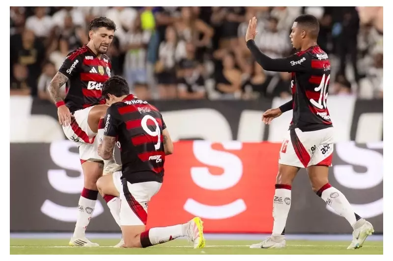 Flamengo vence Botafogo no Nilton Santos e mantém viva a chama do título brasileiro