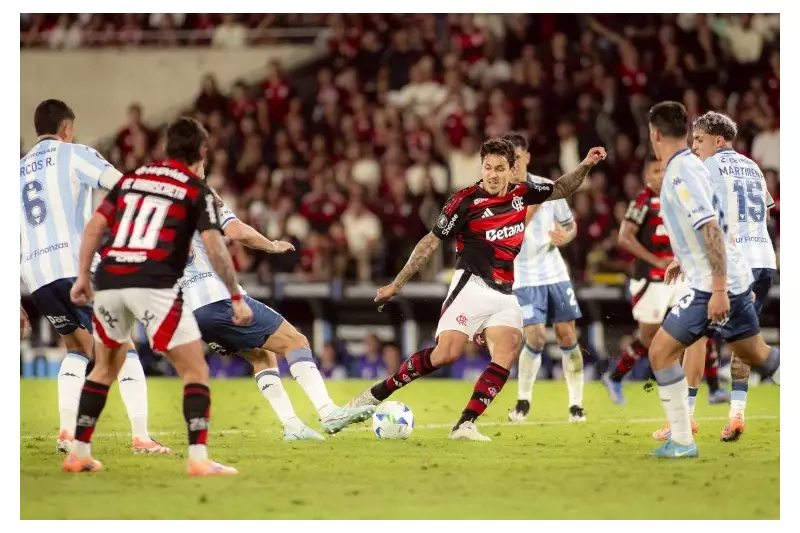 Flamengo vence Racing com gol nos acréscimos e tem vantagem na semifinal da Libertadores