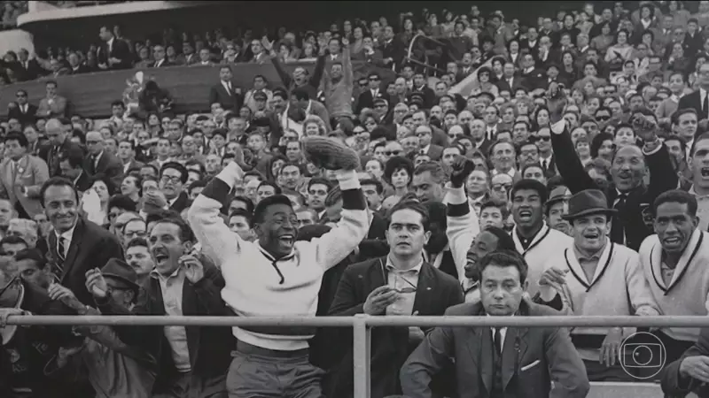 Fotos Inéditas de Pelé na Conquista do Bicampeonato de 1962 São Doadas para Museu do Rei em Santos