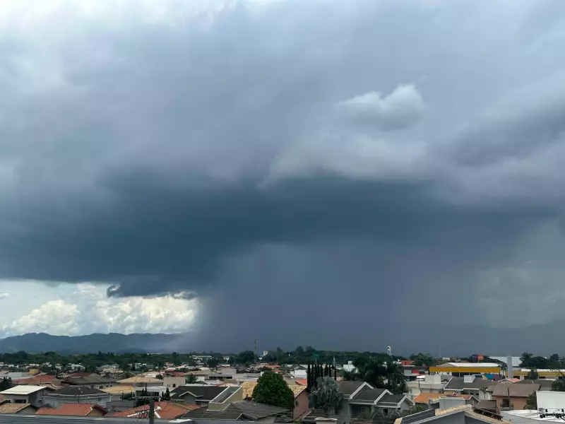 Frente fria chega ao Vale do Paraíba: previsão de chuva e queda brusca de temperatura no fim de semana